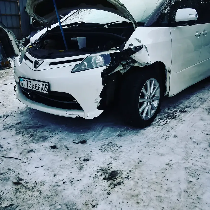 Белая Toyota Estima с повреждённым крылом — до ремонта