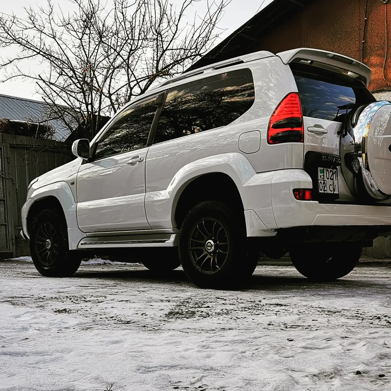 Toyota Land Cruiser Prado после кузовного ремонта в KUZOVROBOT